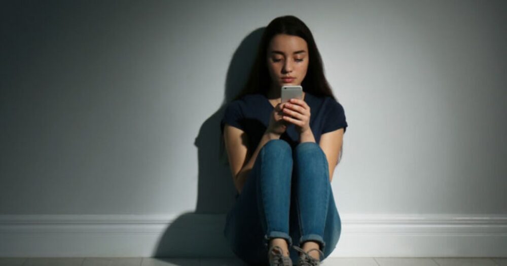 New Study Reveals A "Vicious Cycle" Between Reduced Social Connection And Increased Smartphone Use 9 New Study Reveals A “Vicious Cycle” Between Reduced Social Connection And Increased Smartphone Use