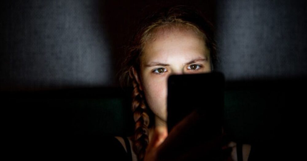Excessive Screen Time Linked to Psychological Distress and Borderline Personality Traits in Adults 12 Excessive Screen Time Linked to Psychological Distress and Borderline Personality Traits in Adults