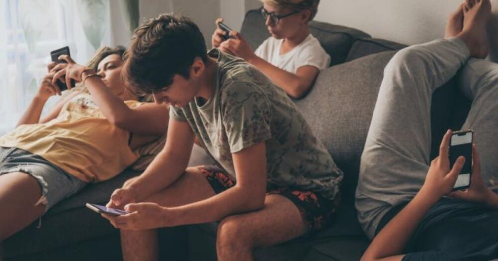 Screen Dependency, Internet Addiction and Its Impact on Youth, New Study Uncovers Disturbing Trends 1 Screen Dependency